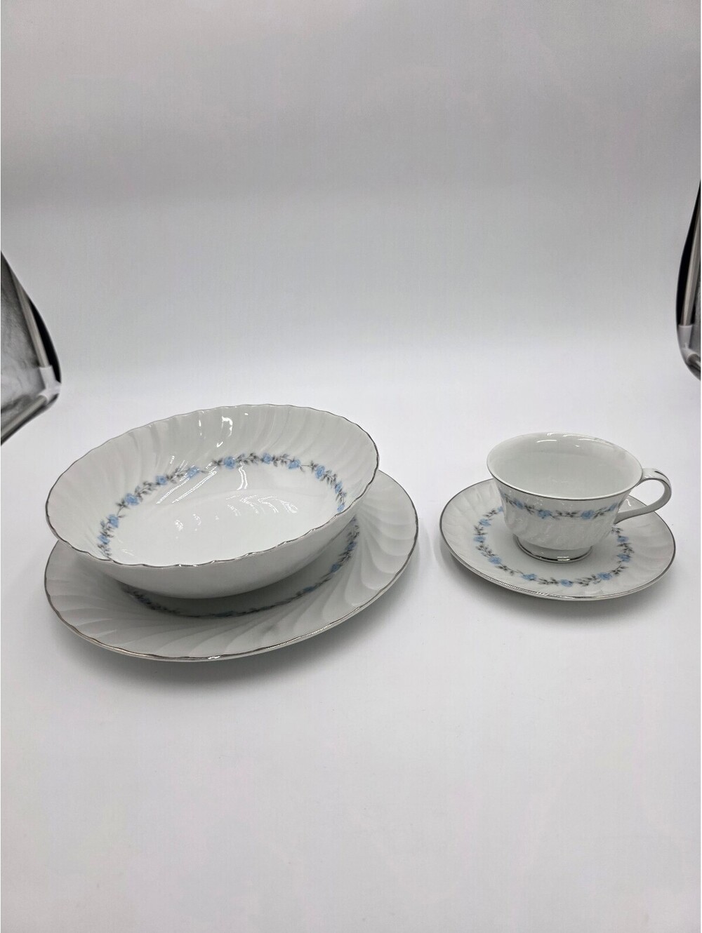 Heritage Fine China 555 Japan Blue Floral Dinnerware Set